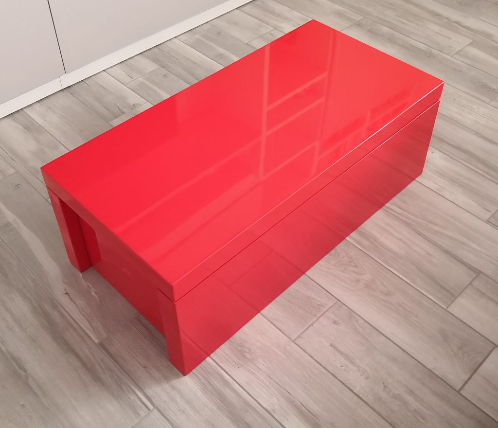 Tavolo laccato rosso