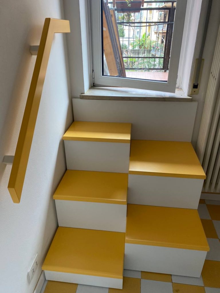 Scala contenitore laccata