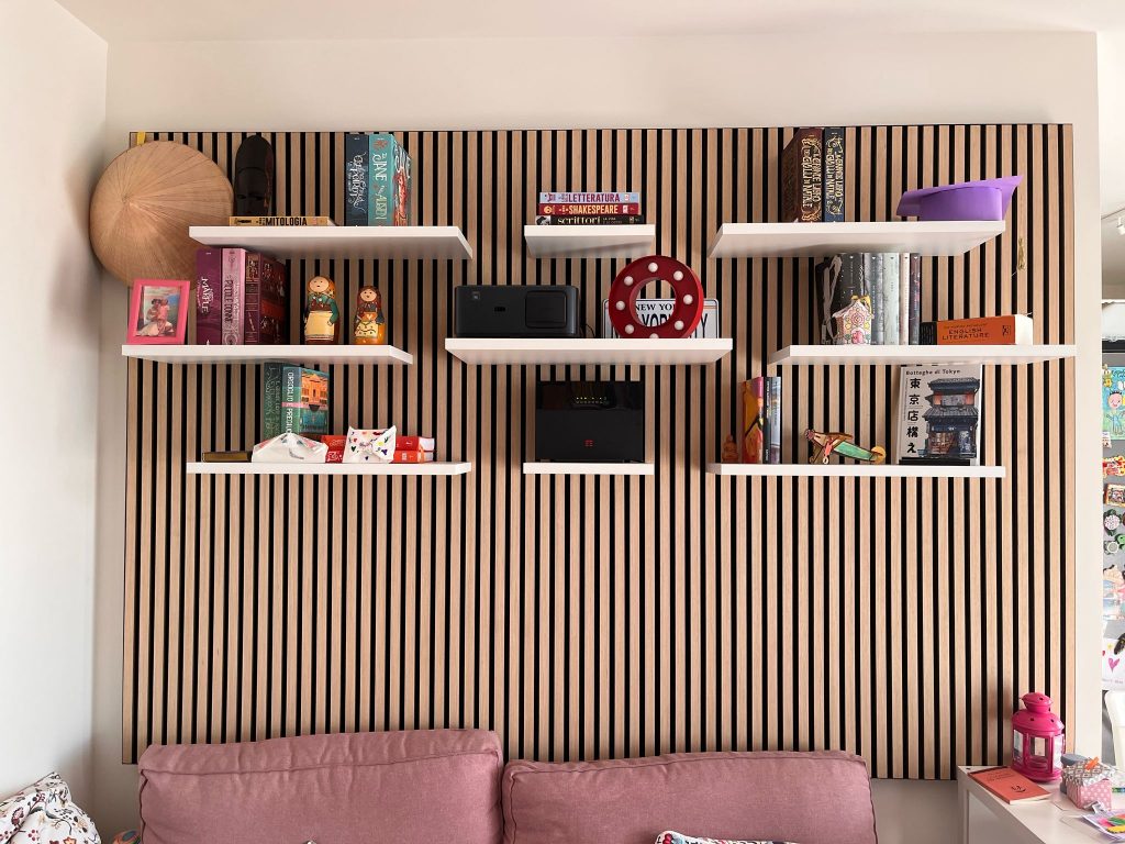 Boiserie con mensole